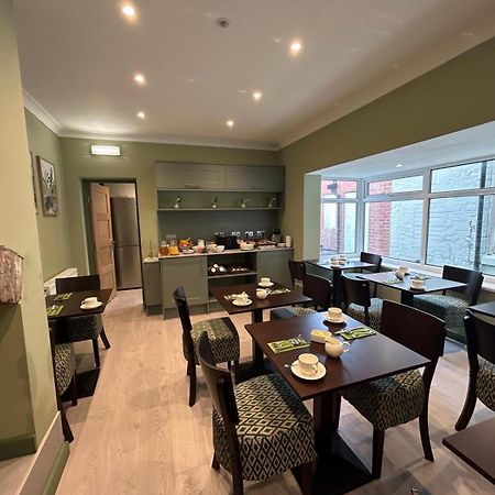 Hamilton Court Hotel Hoole Честър Екстериор снимка