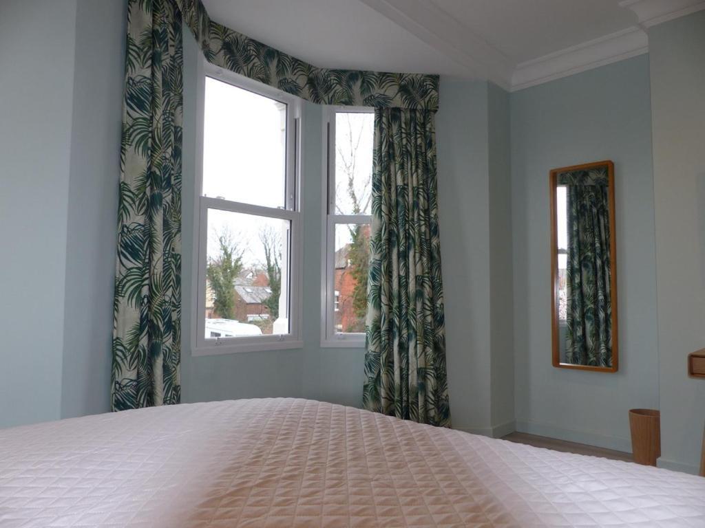 Hamilton Court Hotel Hoole Честър Екстериор снимка