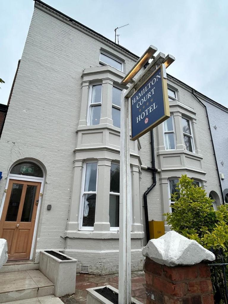 Hamilton Court Hotel Hoole Честър Екстериор снимка