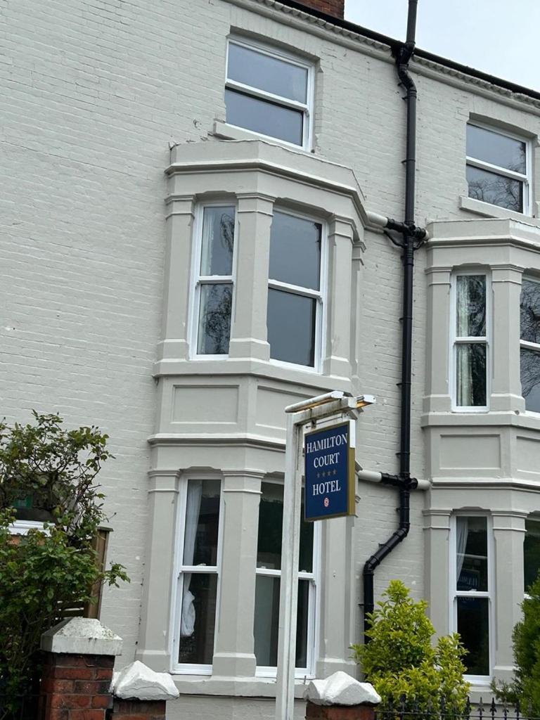 Hamilton Court Hotel Hoole Честър Екстериор снимка