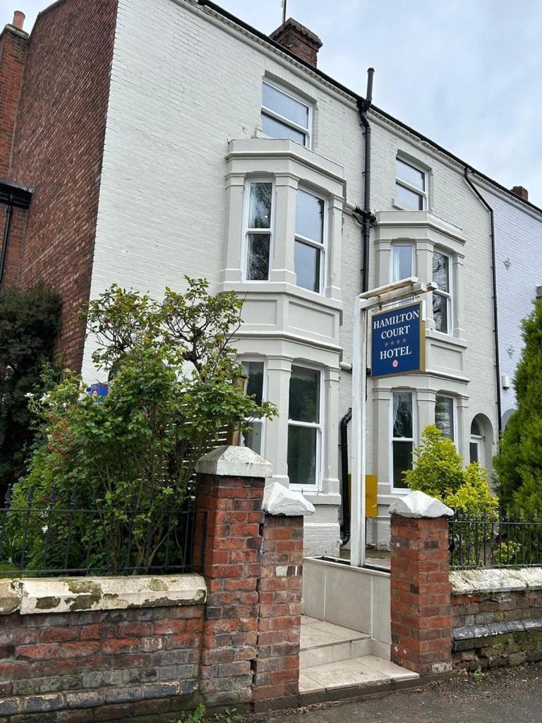 Hamilton Court Hotel Hoole Честър Екстериор снимка