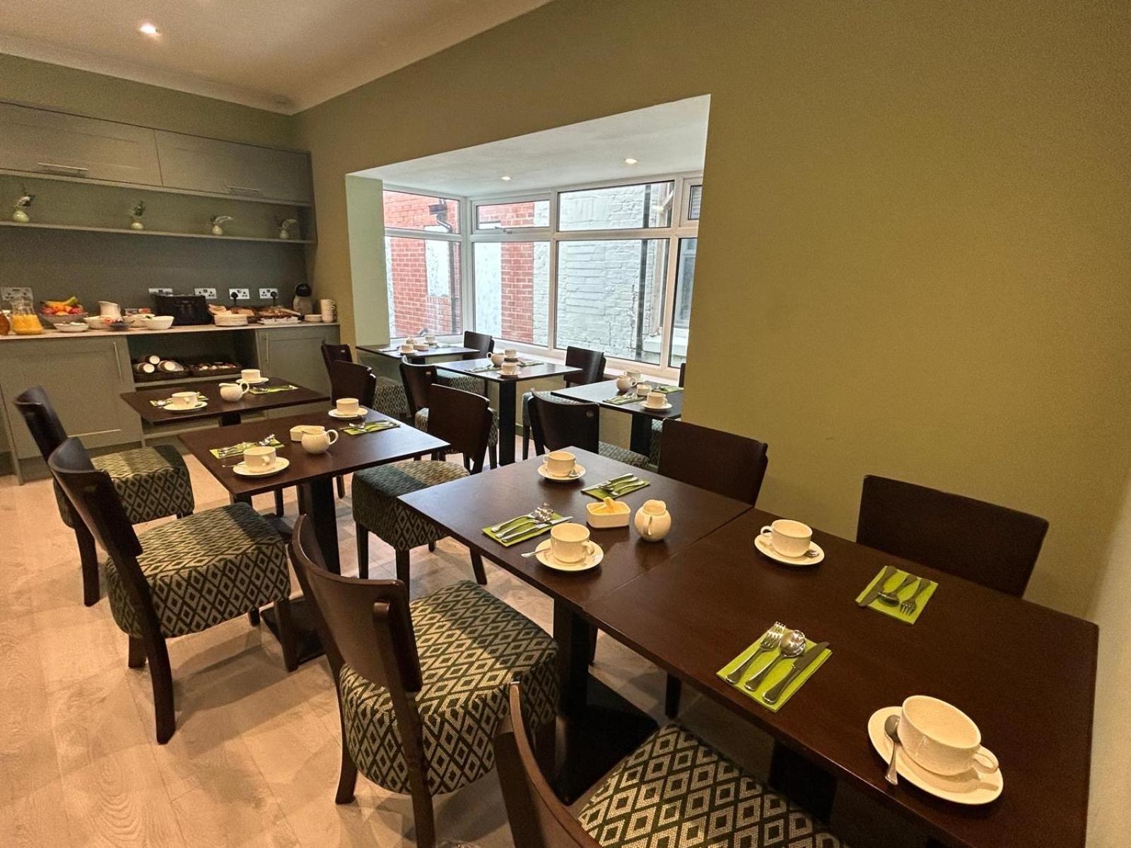 Hamilton Court Hotel Hoole Честър Екстериор снимка