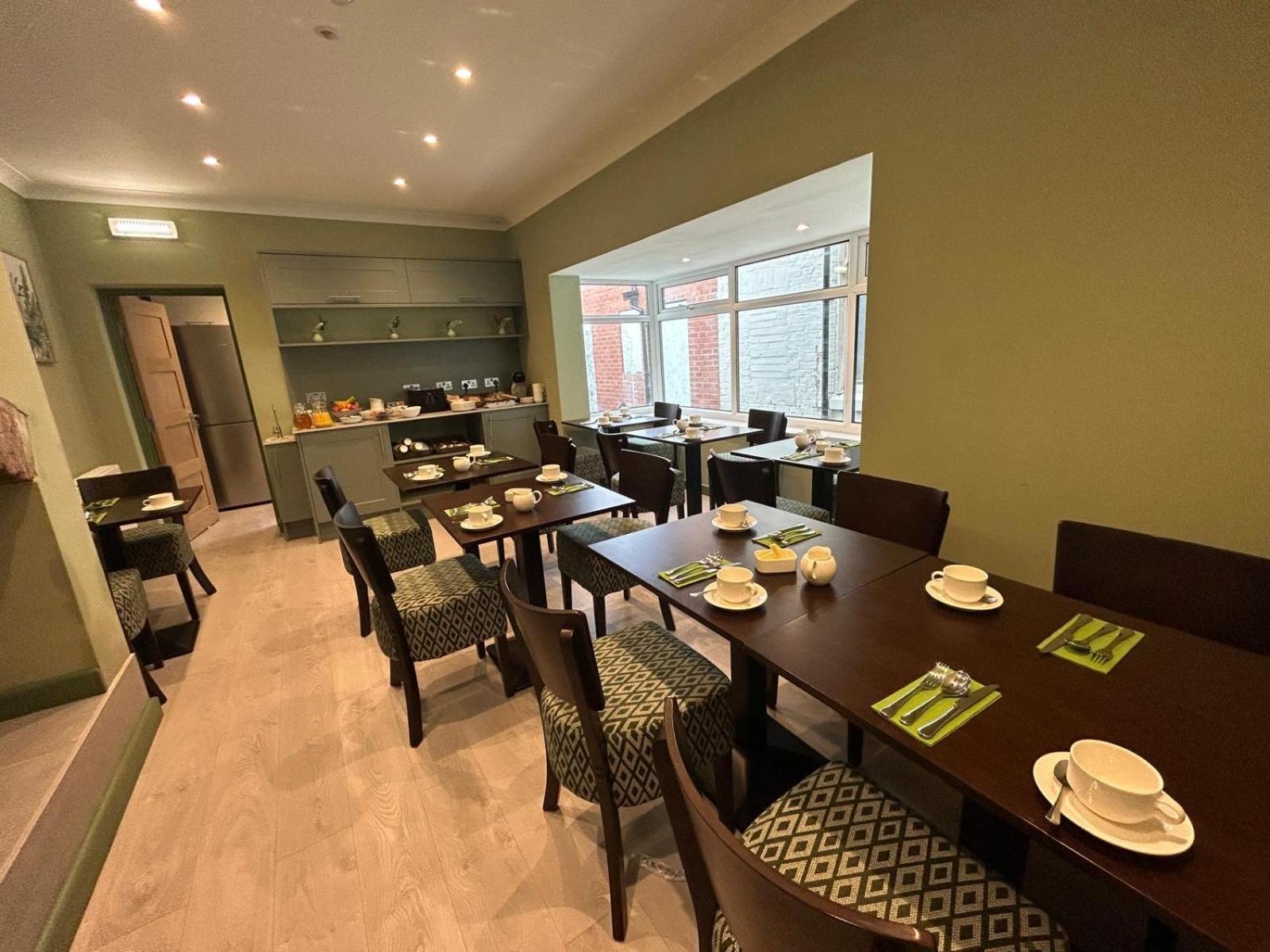 Hamilton Court Hotel Hoole Честър Екстериор снимка