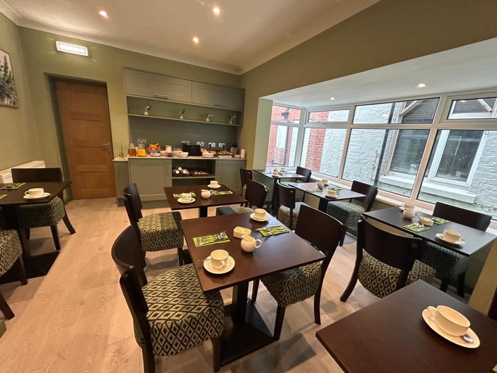 Hamilton Court Hotel Hoole Честър Екстериор снимка