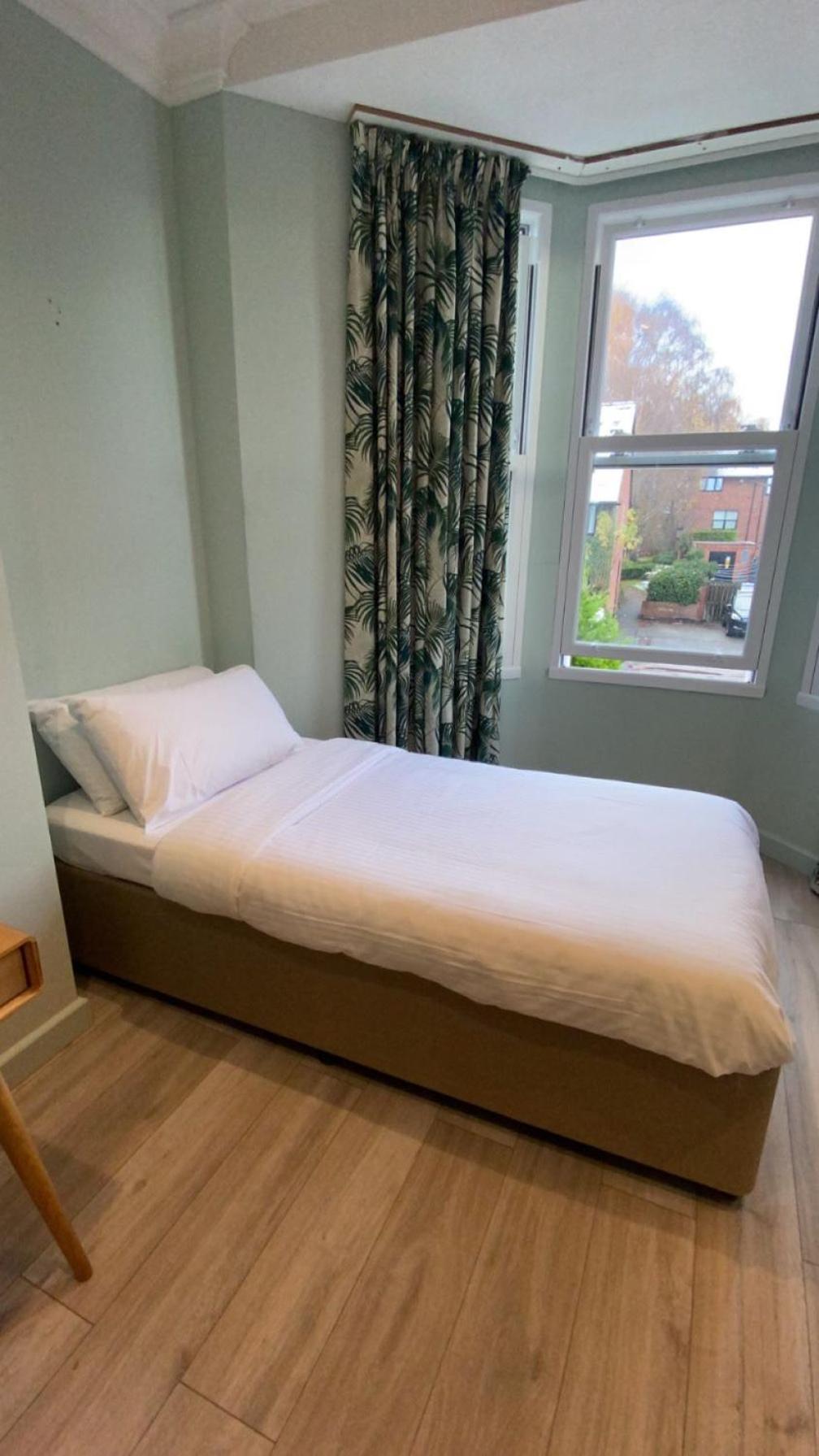 Hamilton Court Hotel Hoole Честър Екстериор снимка